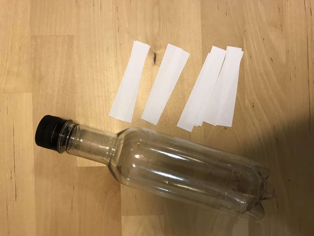 zabawa sensoryczna wiadomosc w butelce karteczki z angielskimi słówkami