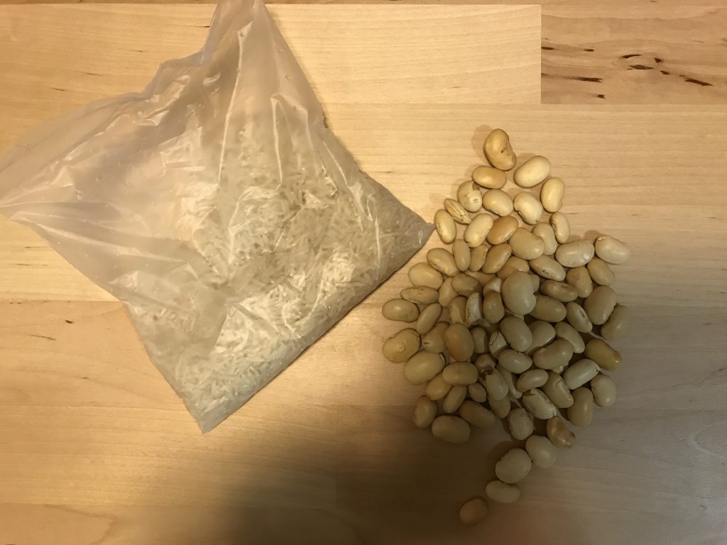 zabawa sensoryczna wiadomosc w butelce z fasolą