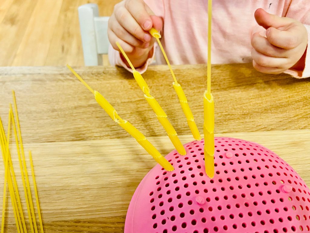 Zabawy sensoryczne – nauka angielskiego może być plastyczną frajdą! makaronowe wieże