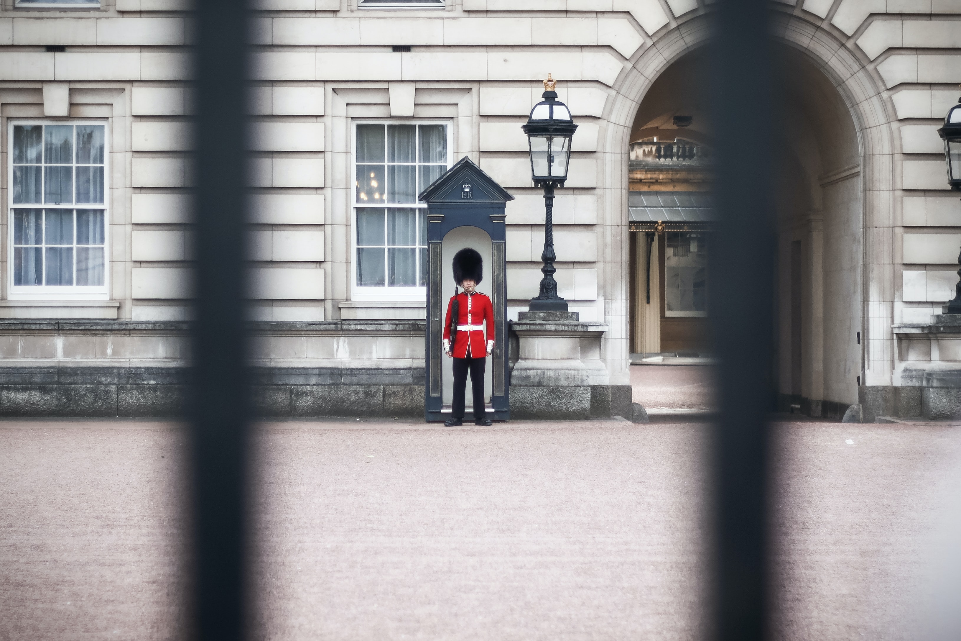 Лондон ждет. Замки Великобритании. Британский Королевский Гвардеец у замка.