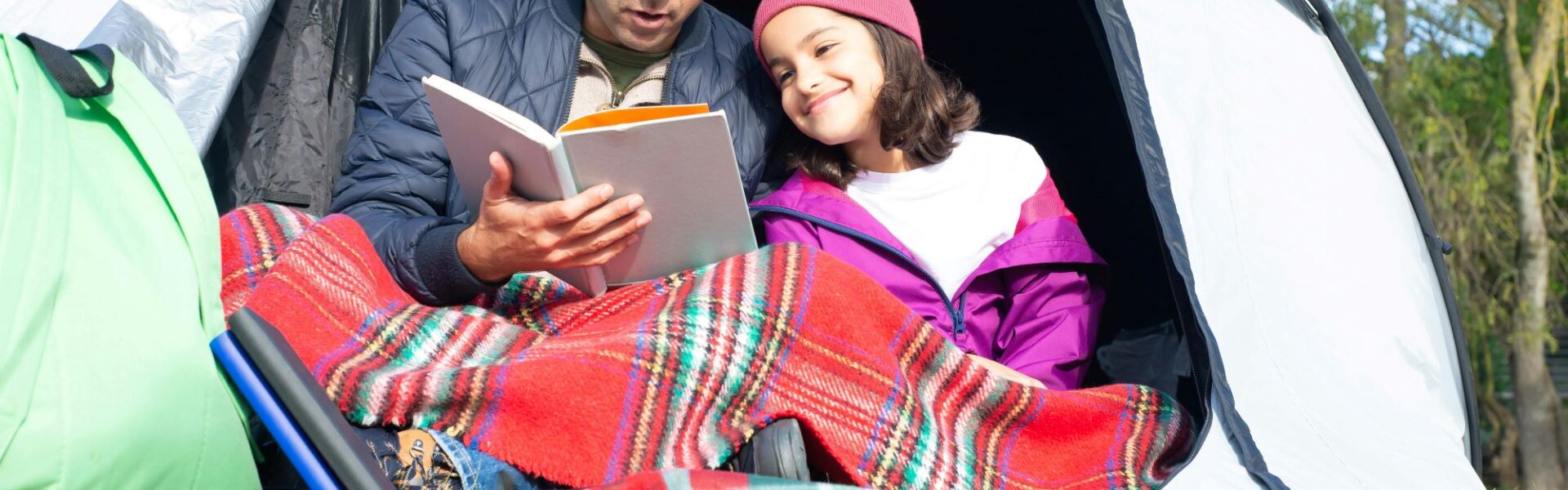 Co czytać z dzieckiem na wakacjach. Lista książek polecanych przez psycholożkę.