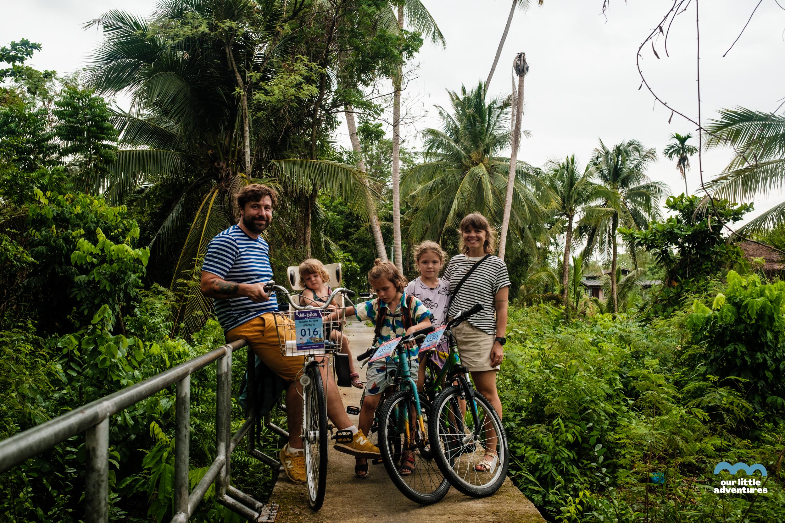 Rodzina na wyciecze rowerowej w Bang Krachao, Tajlandia.