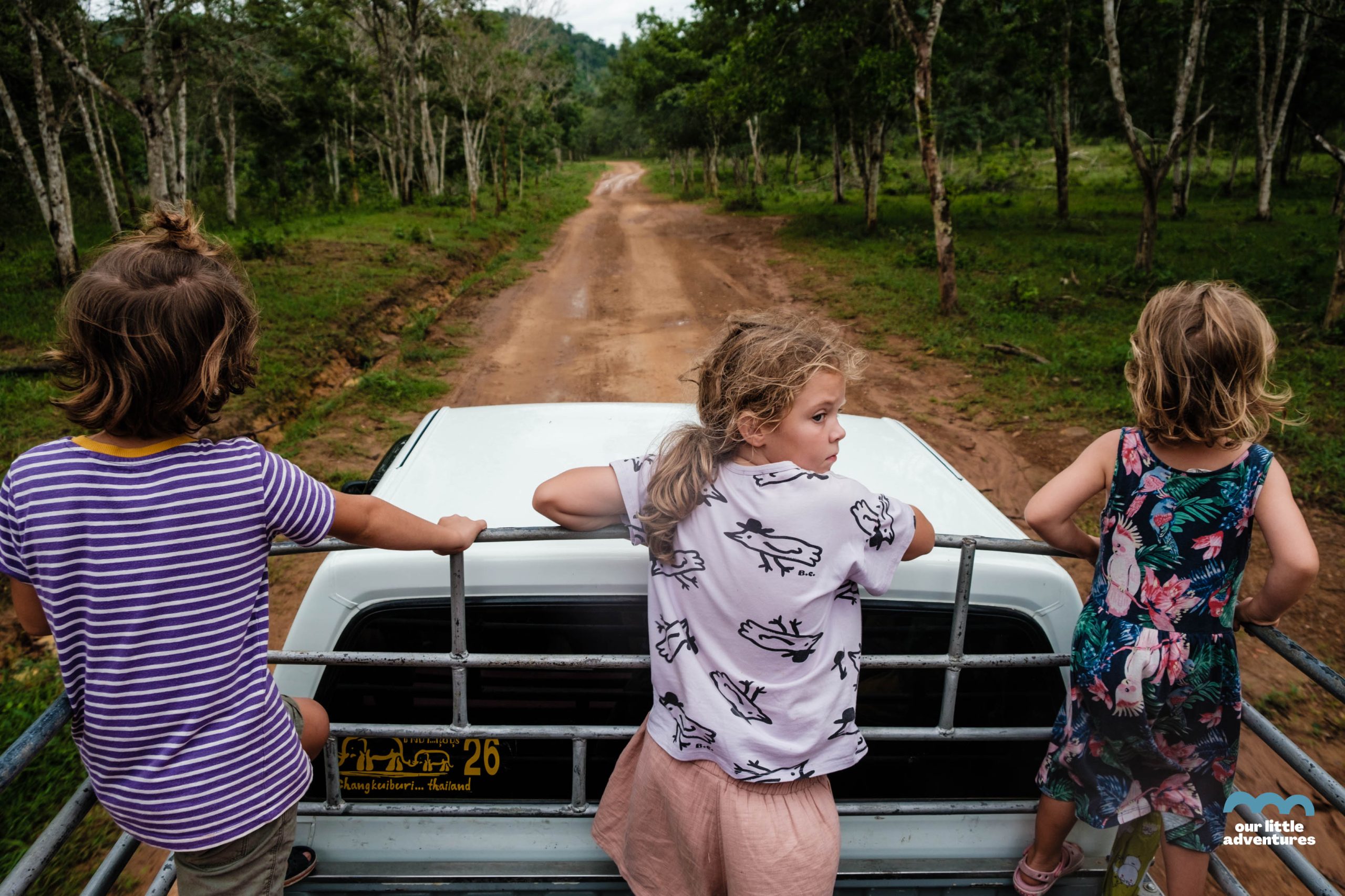 Dzieci w samochodzie na wycieczce w Kuri Buri, w Tajlandii.