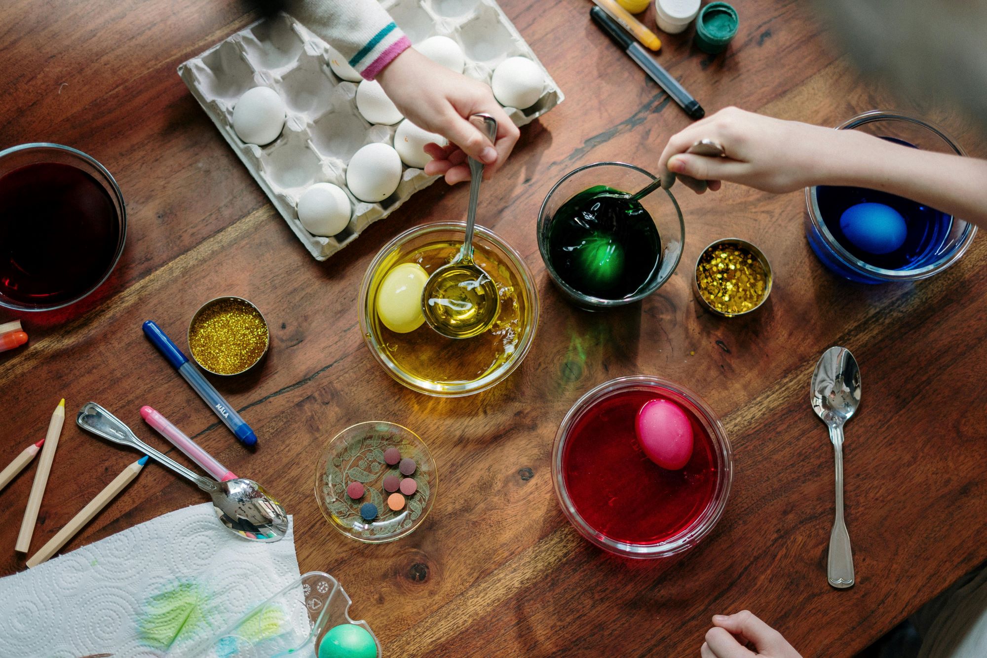 Dekorowanie jajek na Wielkanoc, czyli tworzenie pisanek to wielkanocna tradycja.
