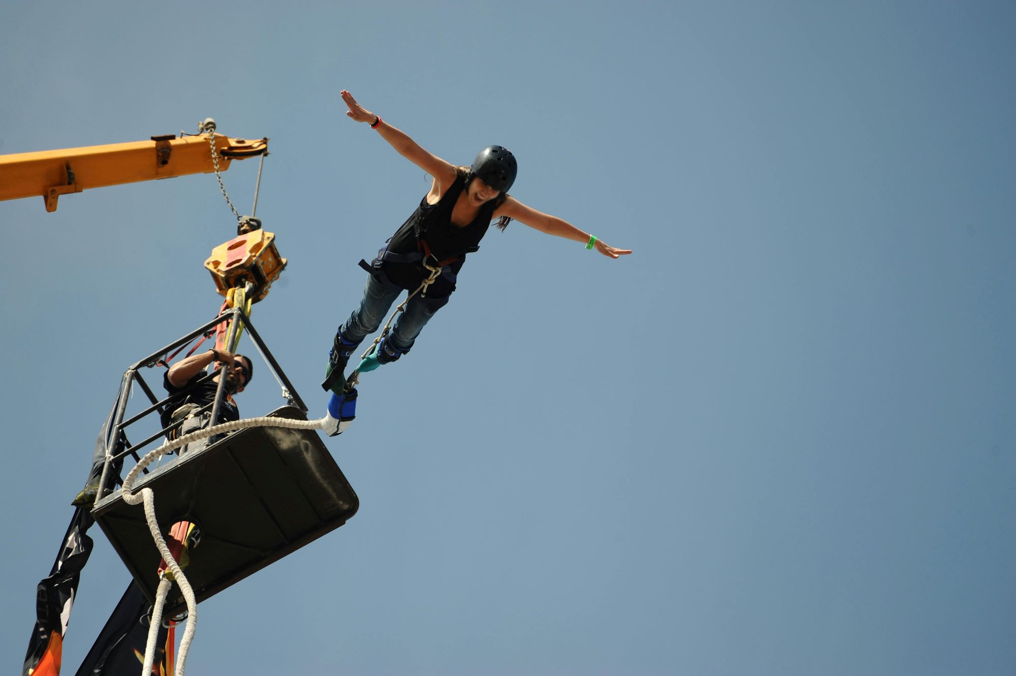 Znany sport ekstremalny po angielsku: bungee jumping.