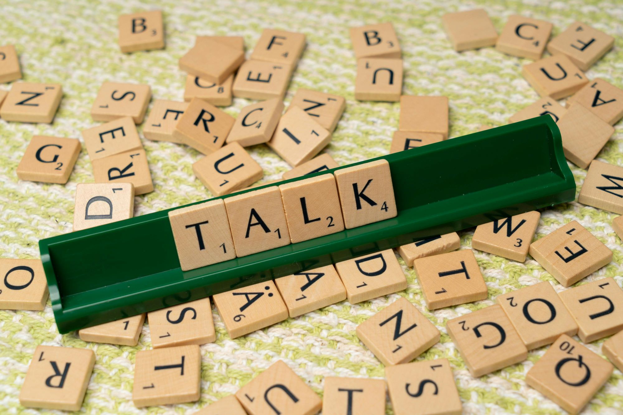 Talk, czyli mówić po angielsku, ułożone z literek Scrabble.