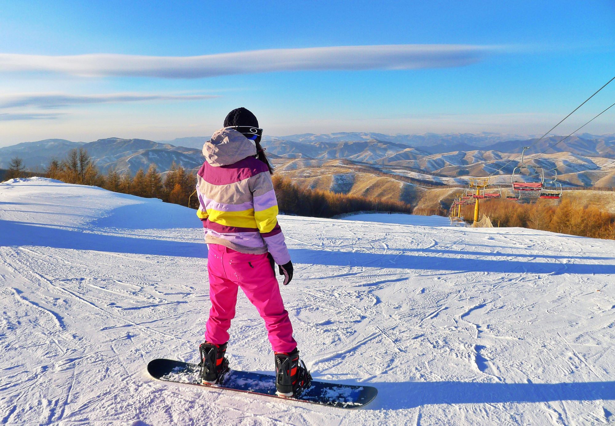 Jeden z najpopularniejszych sportów zimowych po angielsku to narciarstwo (skiing).