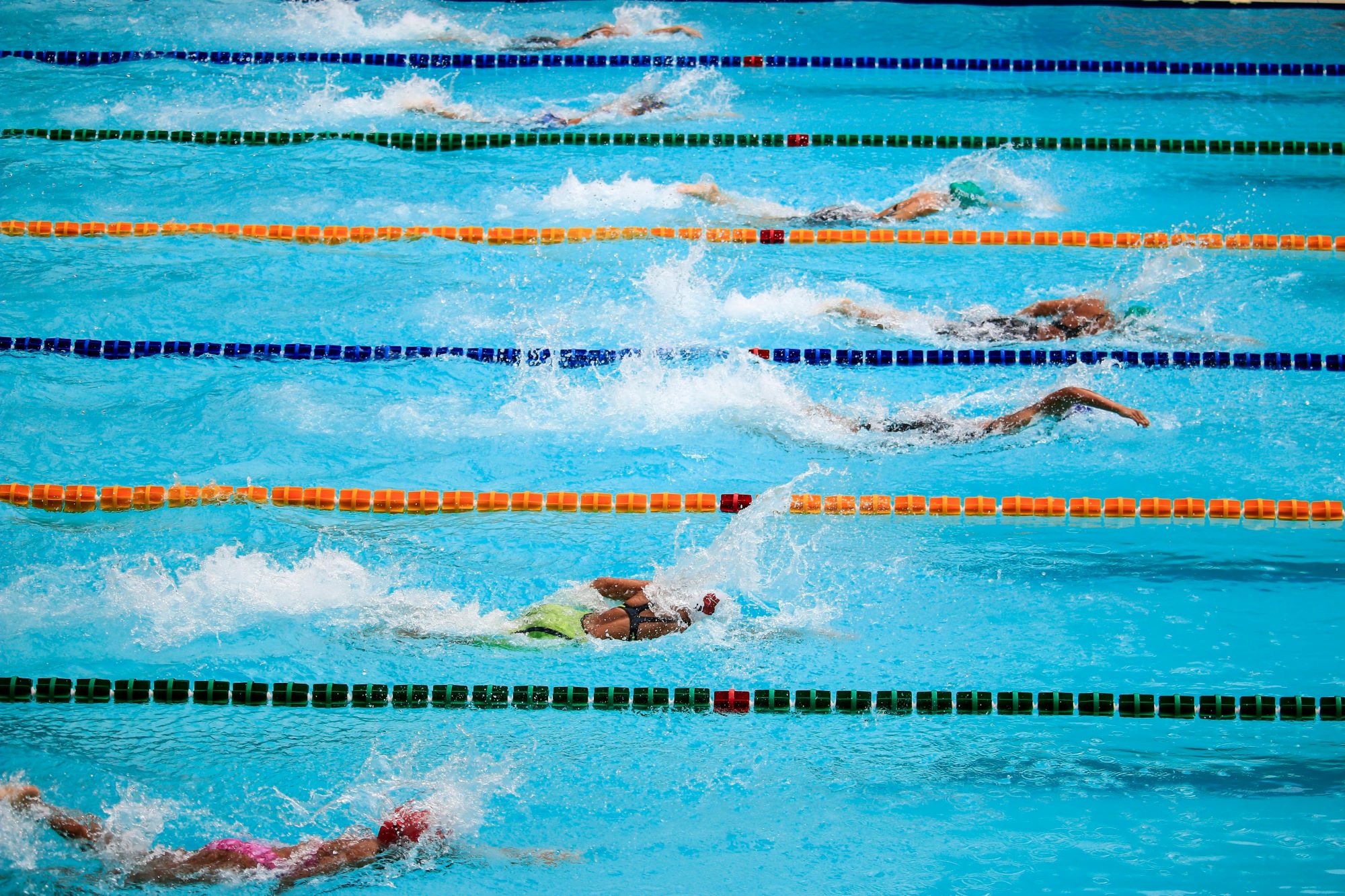 Sporty wodne po angielsku to zarówno dyscypliny olimpijskie, jak i sporty rekreacyjne.