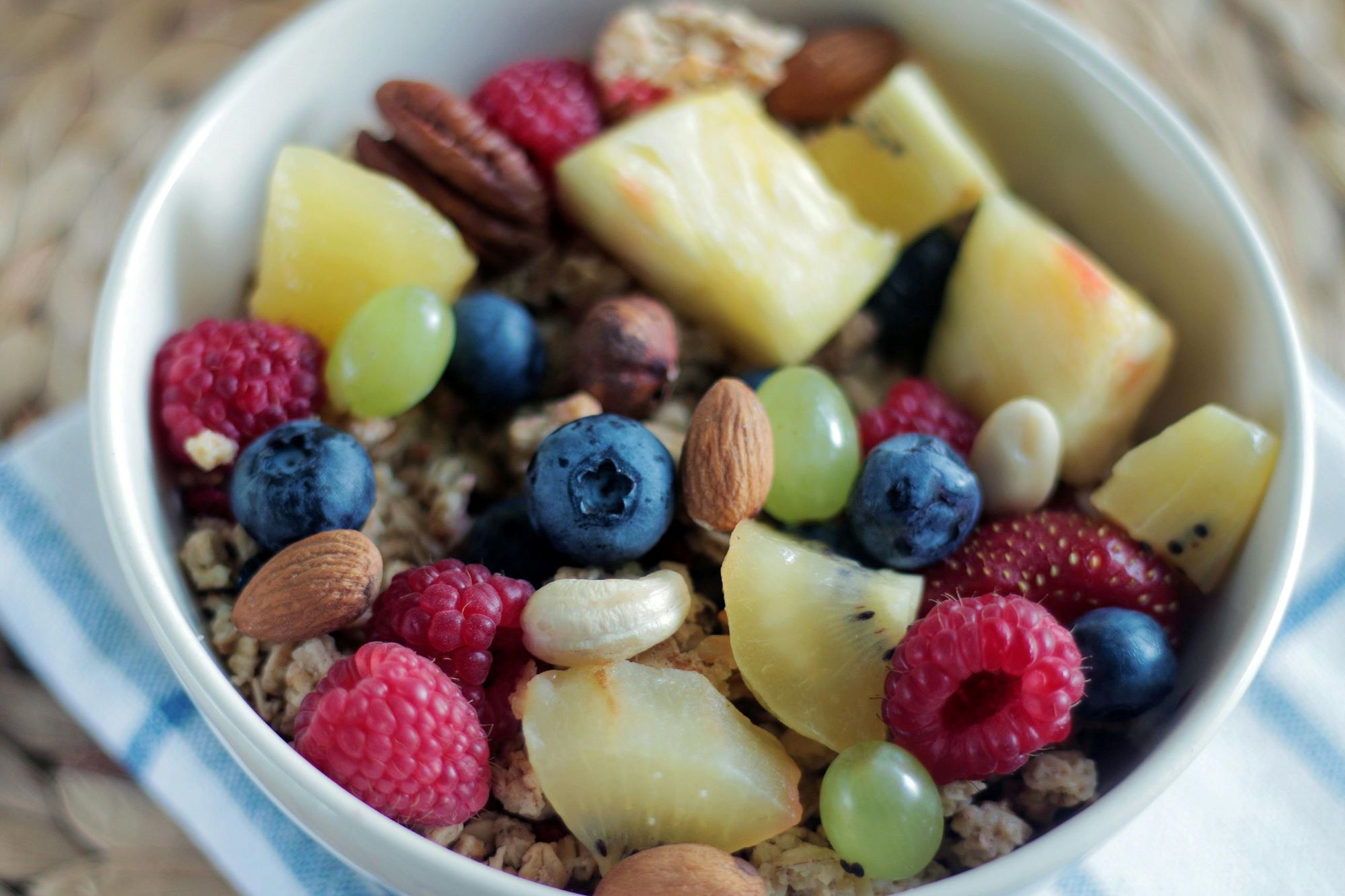 Zdrowe śniadanie, owoce, orzechy, owsianka, to jeden ze sposobów na stres.