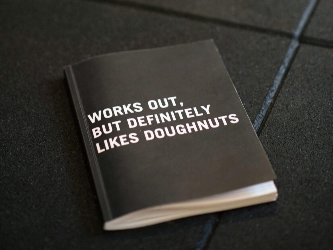 „Works out, but definetely likes doughnuts” - „Ćwiczy, ale zdecydowanie lubi pączki” - „work out” to phrasal verb, którzy może przydać się na każdym etapie nauki angielskiego.