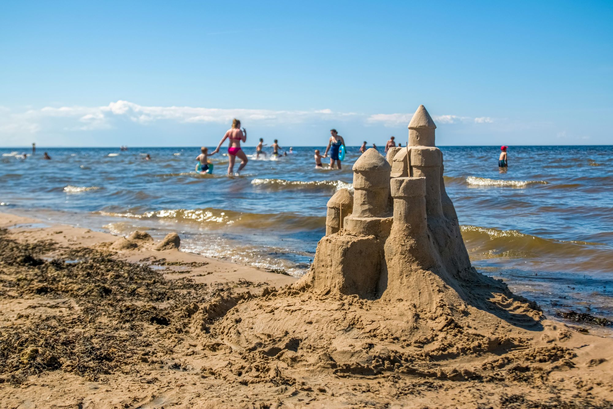 Jak zaplanować dziecku wakacje i zabawy na plaży.