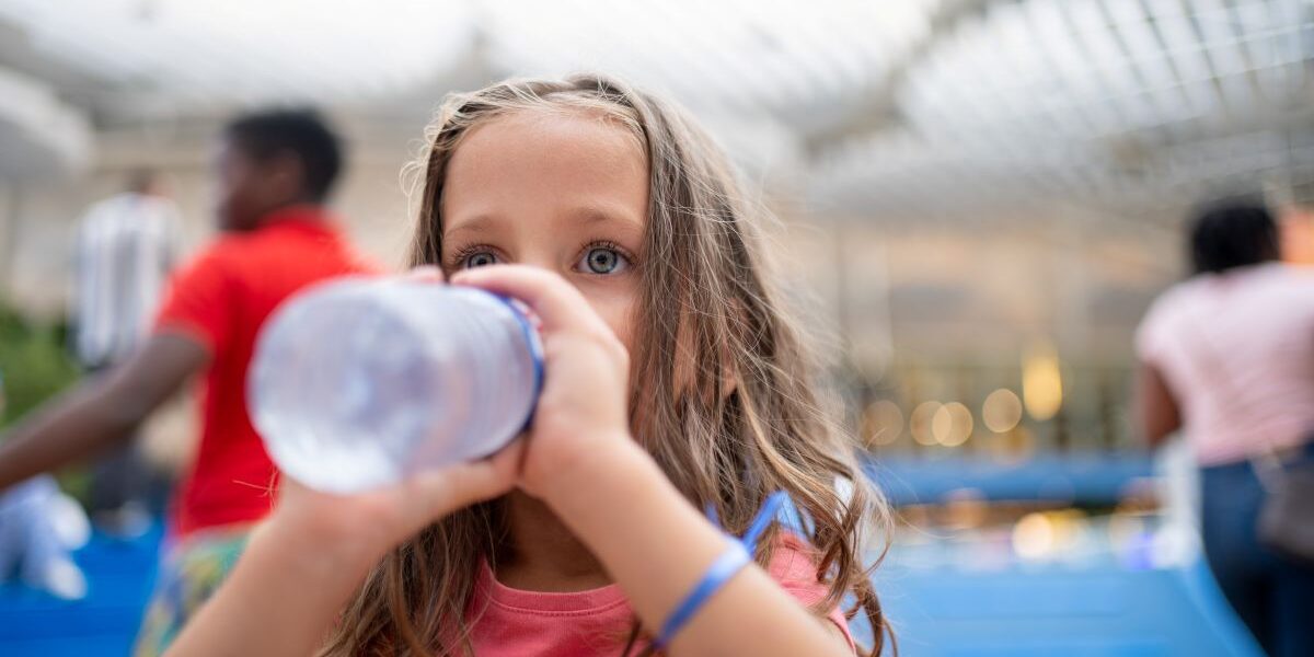 ile wody powinno pić dziecko w zależności od wieku i aktywnosci