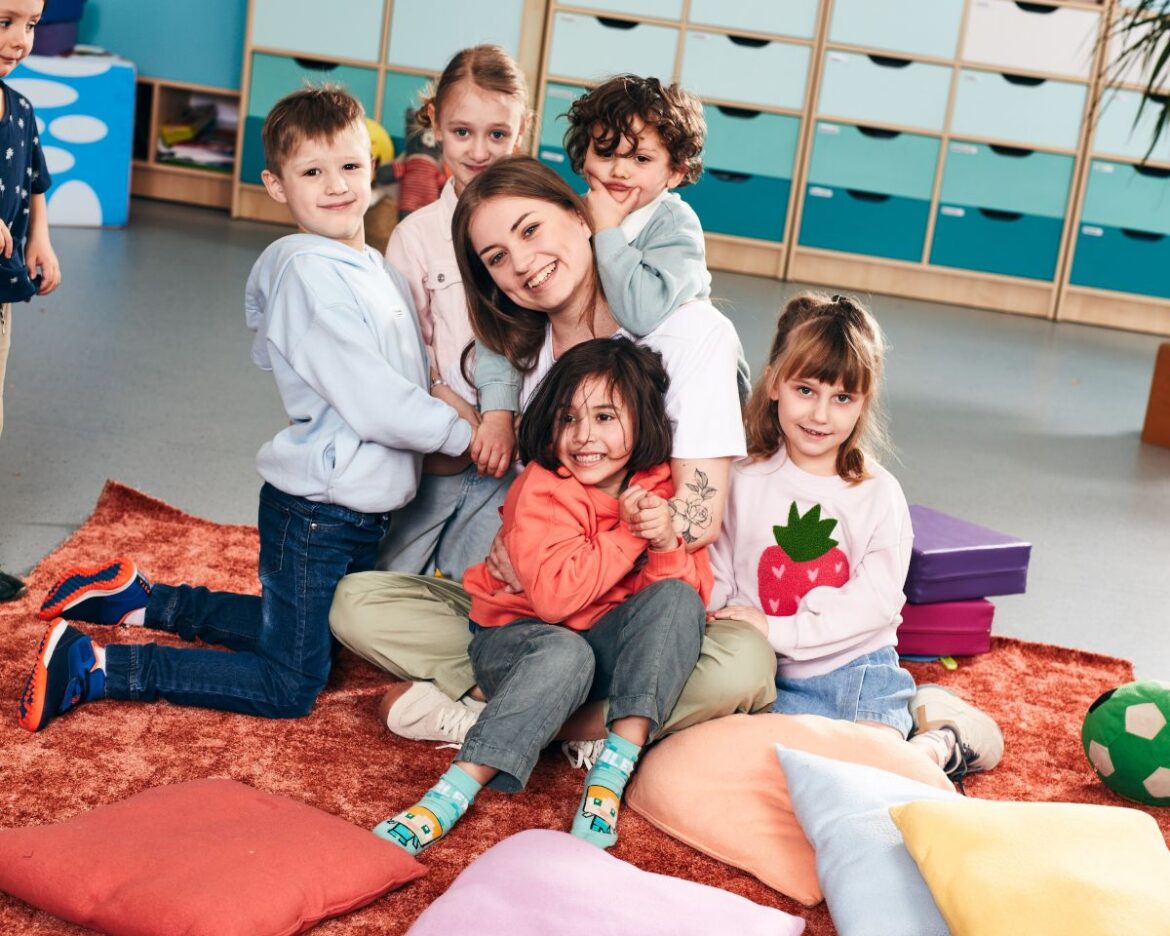 Dzieci rozpoczynaja rok szkolny w szkole jezyka angielskiego early stage