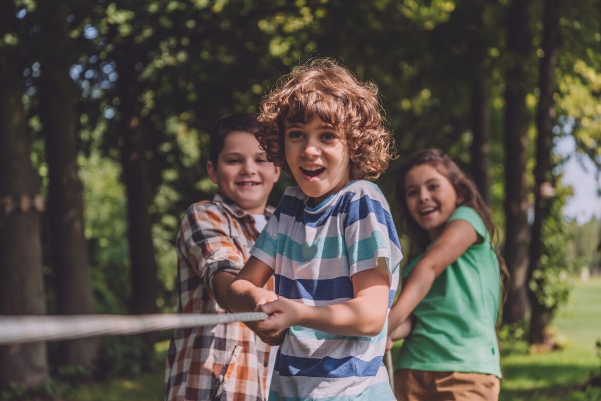 polkolonie letnie dzieci bawia sie na zewnatrz