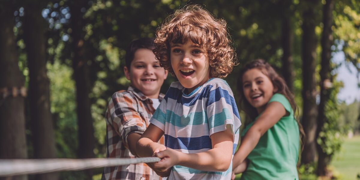 polkolonie letnie dzieci bawia sie na zewnatrz