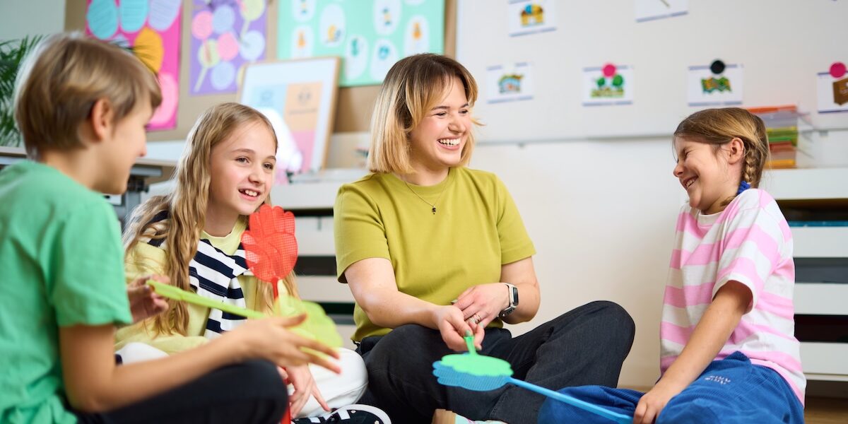 nauka słówek angielskich w early stage zabawa z łapkami na muchy
