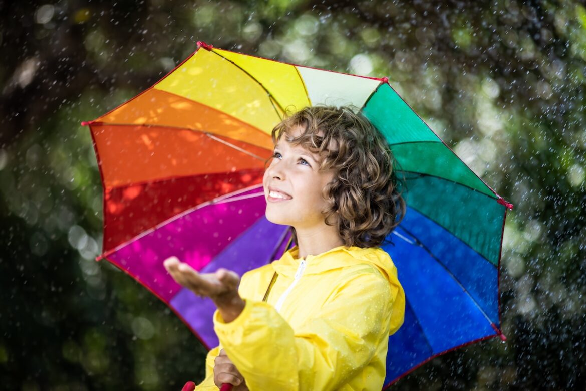 chłopiec z parasolką moze powiedziec it's going to rain